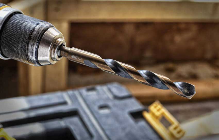 Высверливаем обломанный болт.jpg Высверливаем обломанный болт.jpg